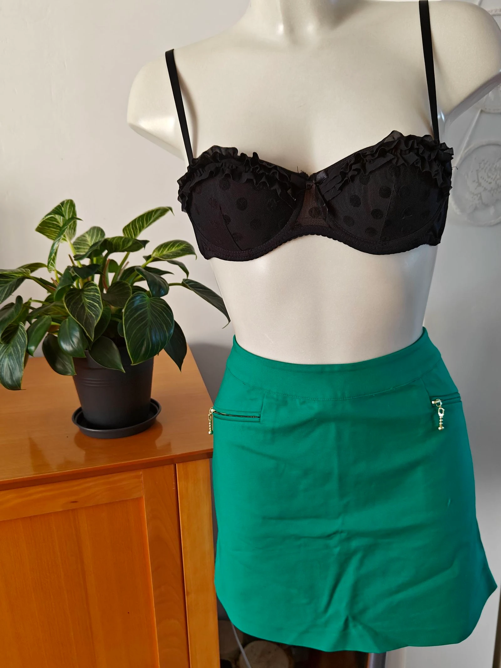 Groene H&M minirok met gouden ritsdetails